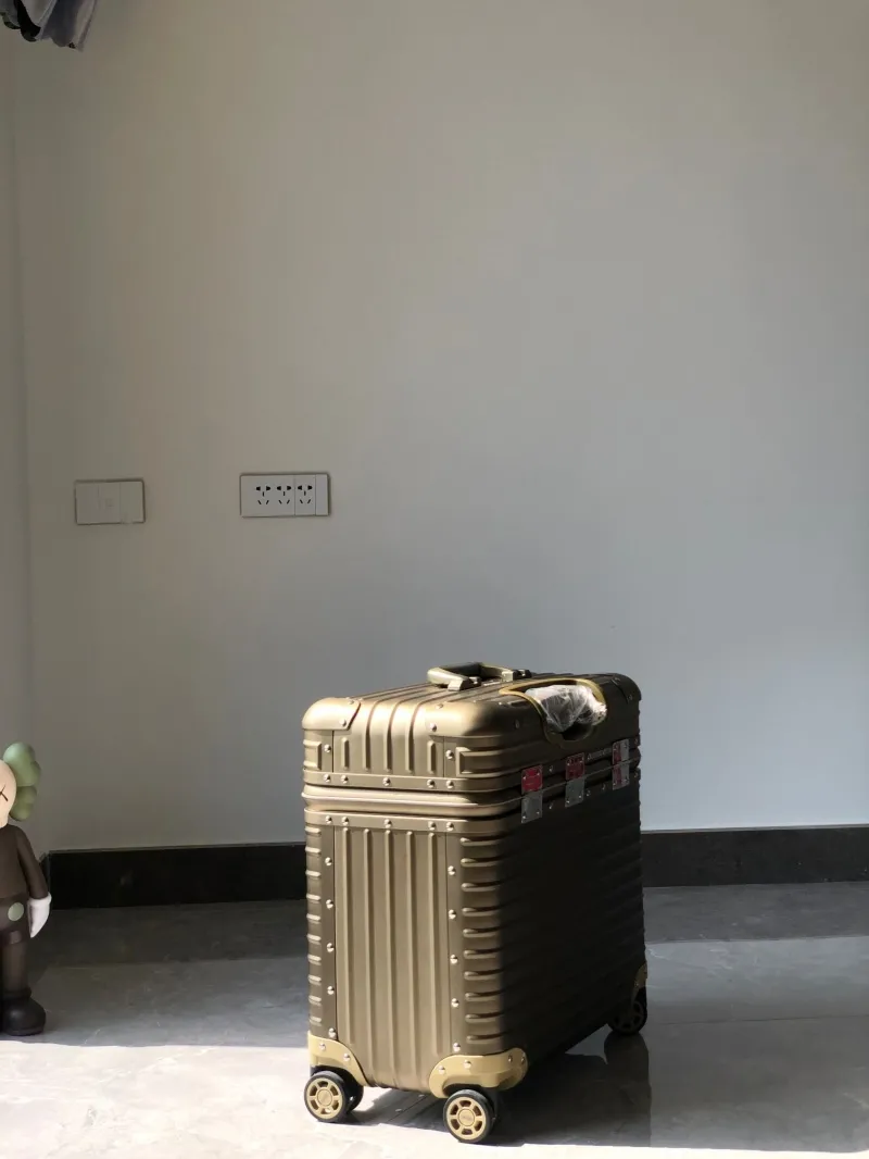 Alternative view of Rimowa Suitcase-95