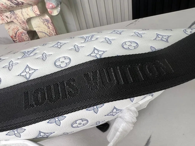 Alternative view of LV Waist & Chest Packs-101