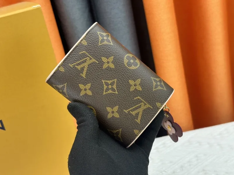 Alternative view of LV Wallets-5