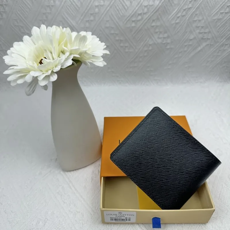 Alternative view of LV Wallets-14