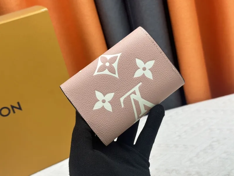 Alternative view of LV Wallets-17