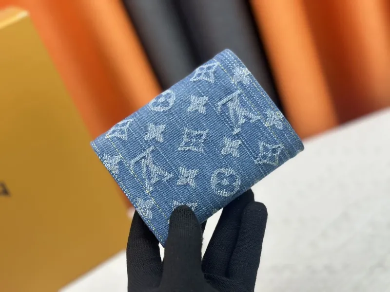 Alternative view of LV Wallets-18