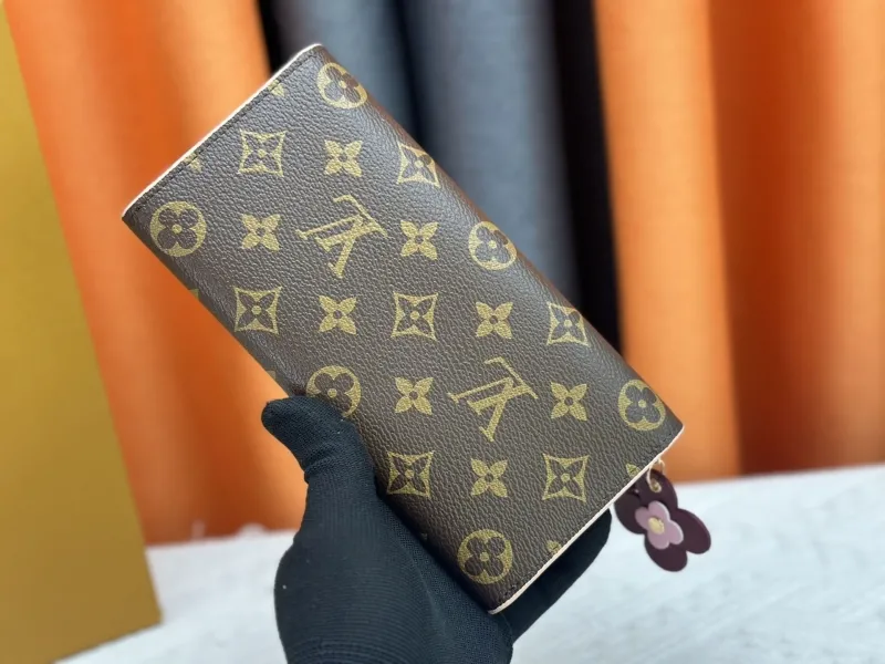 Alternative view of LV Wallets-19