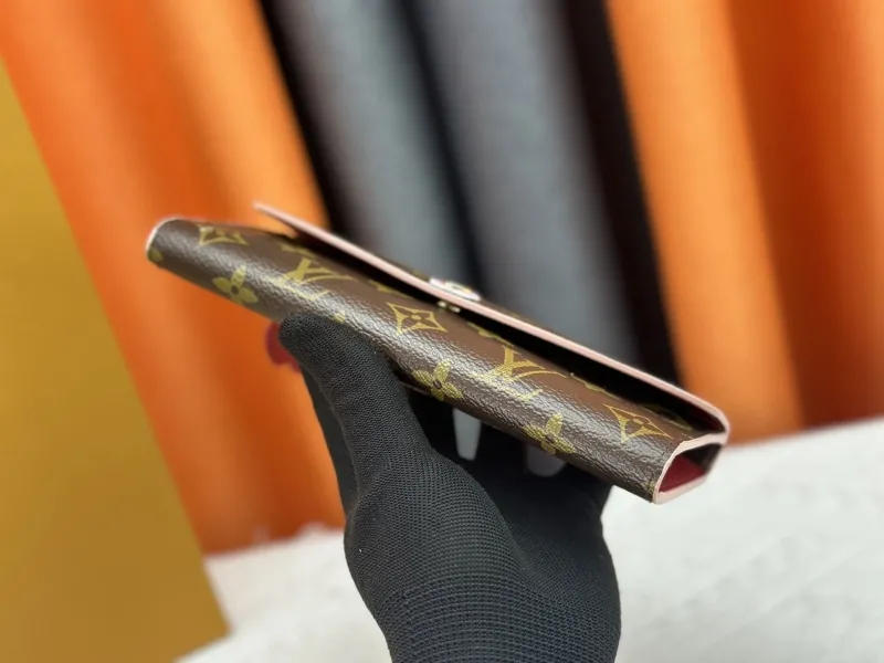 Alternative view of LV Wallets-20