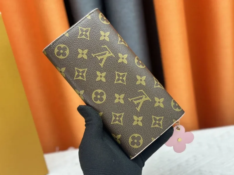 Alternative view of LV Wallets-21