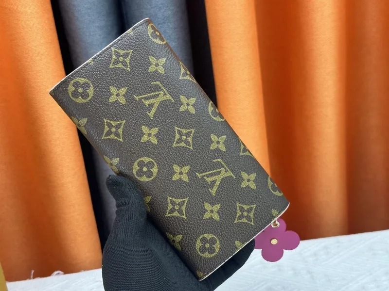 Alternative view of LV Wallets-22