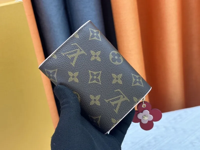 Alternative view of LV Wallets-23
