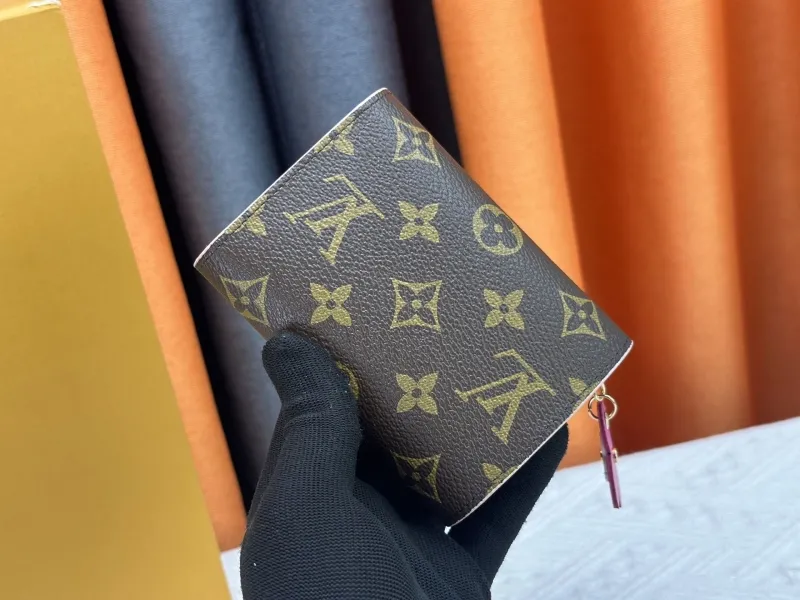 Alternative view of LV Wallets-24