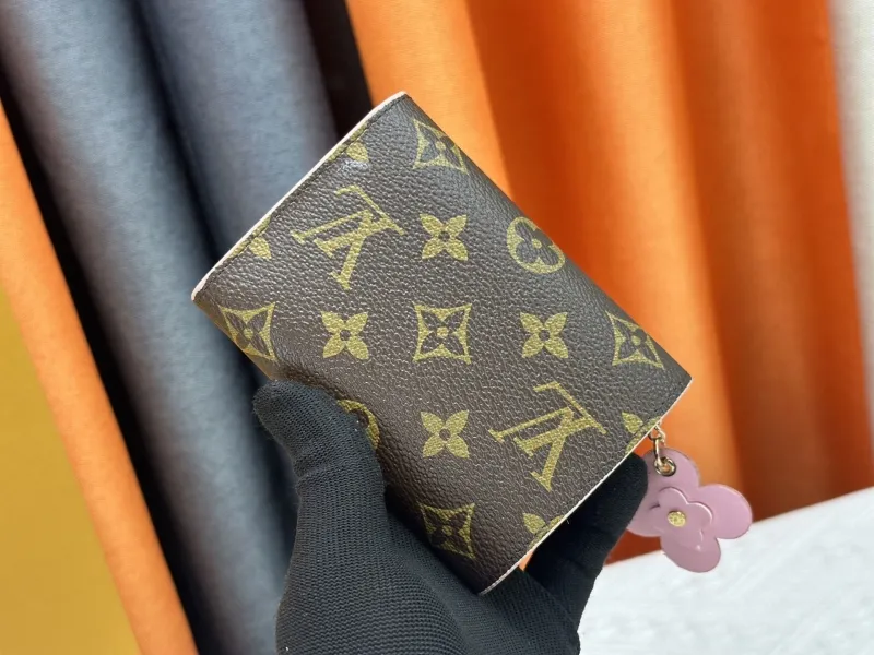 Alternative view of LV Wallets-25