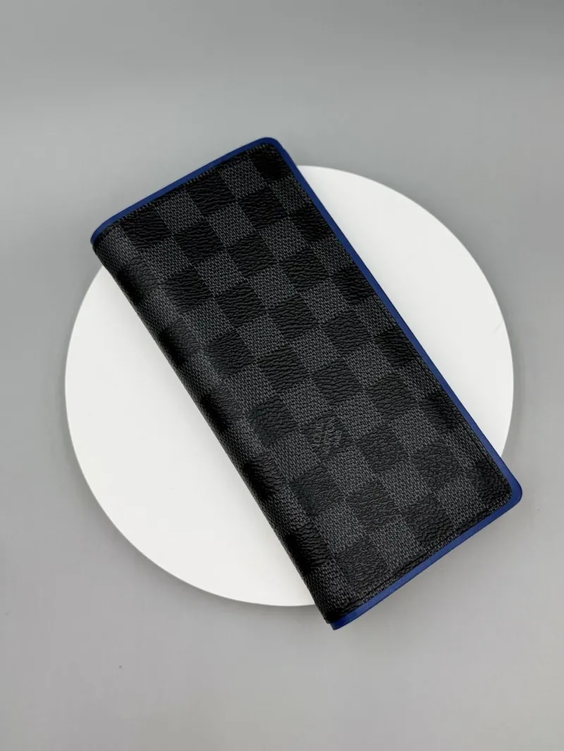 Alternative view of LV Wallets-32