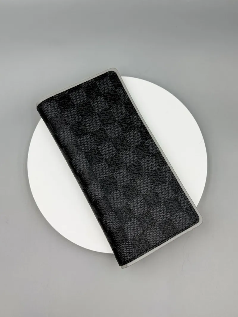 Alternative view of LV Wallets-33