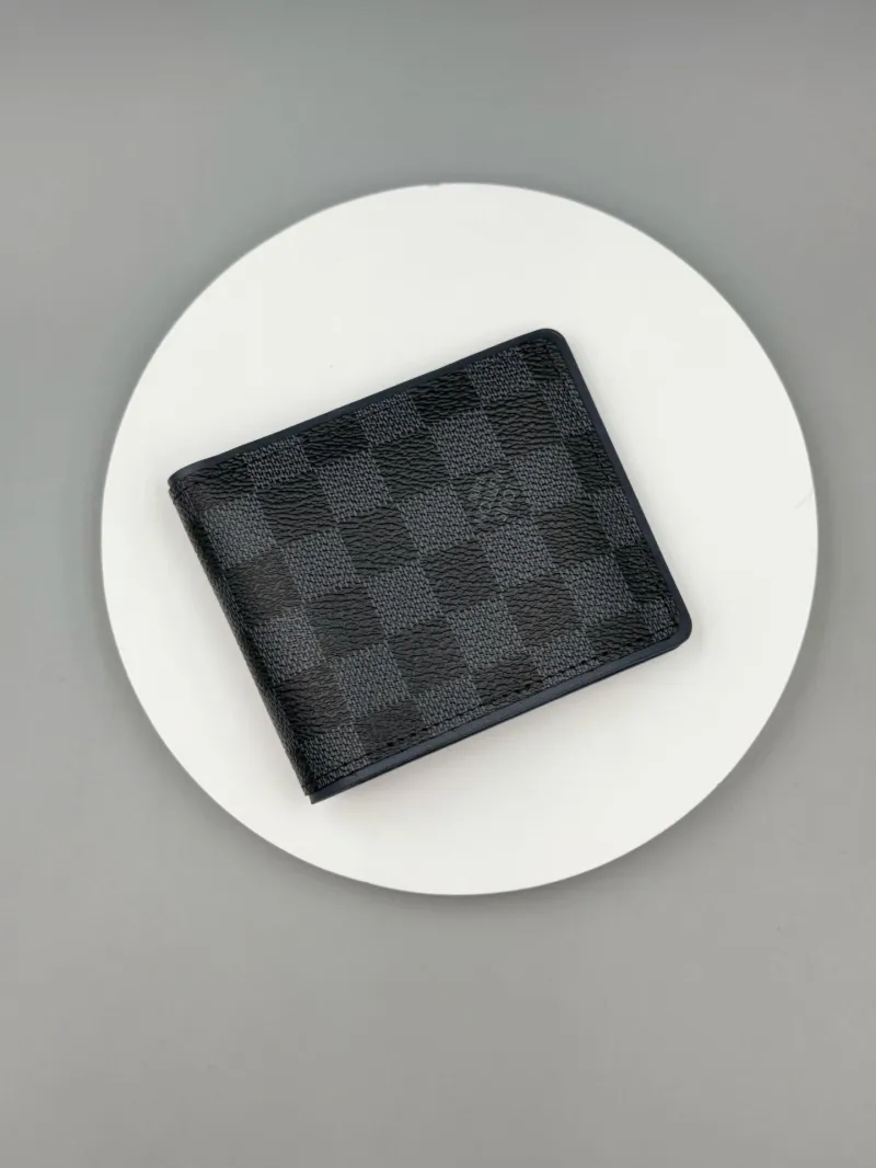 Alternative view of LV Wallets-37