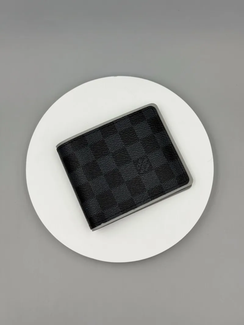 Alternative view of LV Wallets-39