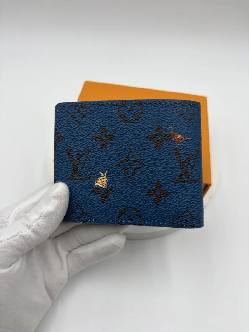 Alternative view of LV Wallets-53