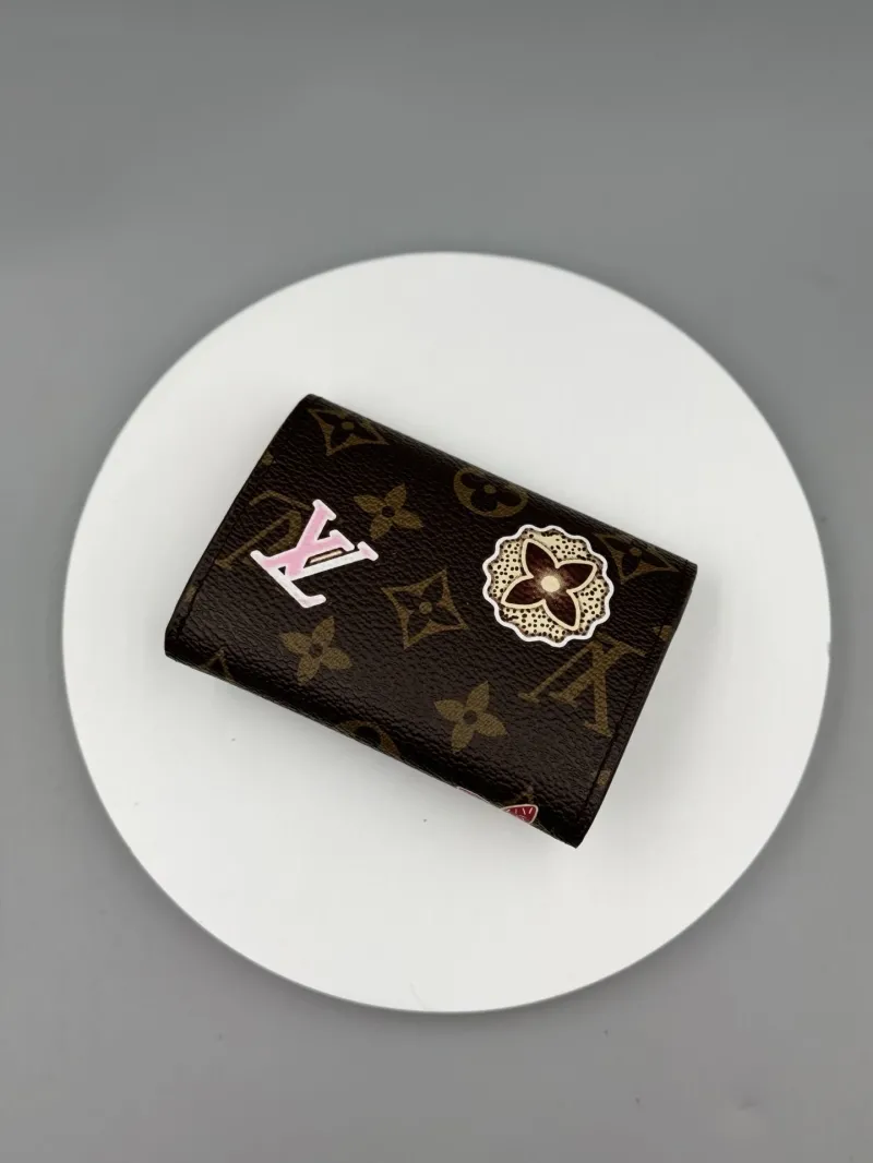 Alternative view of LV Wallets-58