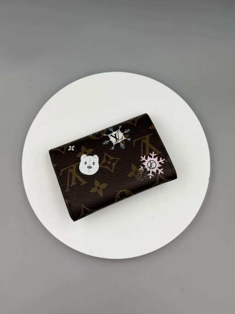 Alternative view of LV Wallets-59