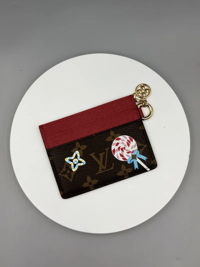 Alternative view of LV Wallets-64