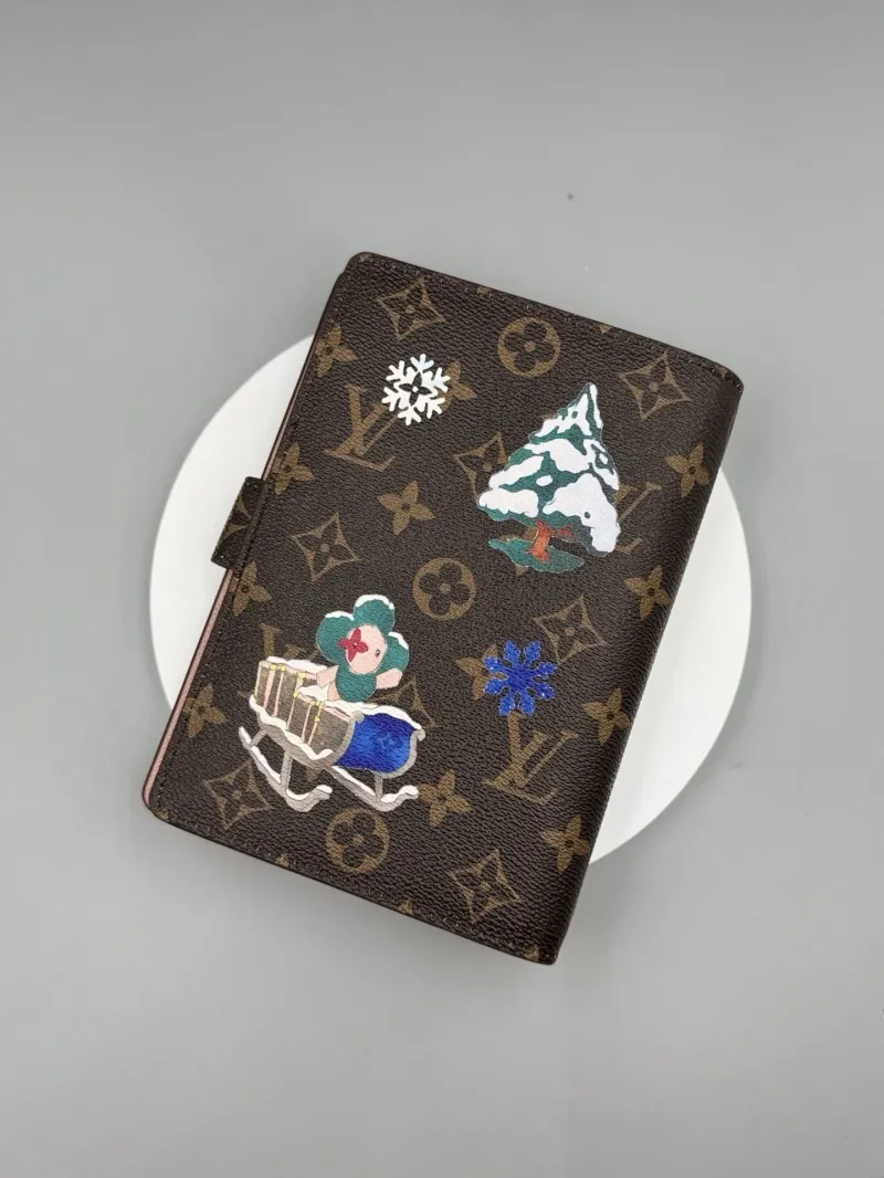 Alternative view of LV Wallets-65