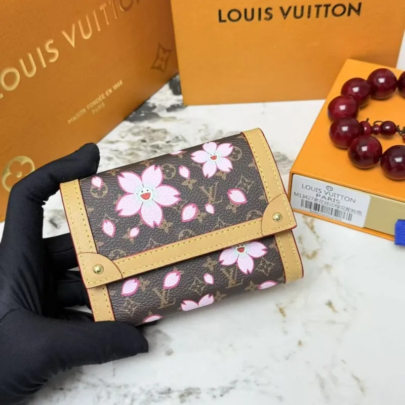 Alternative view of LV Wallets-72