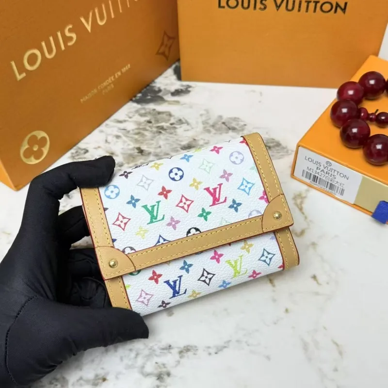 Alternative view of LV Wallets-73