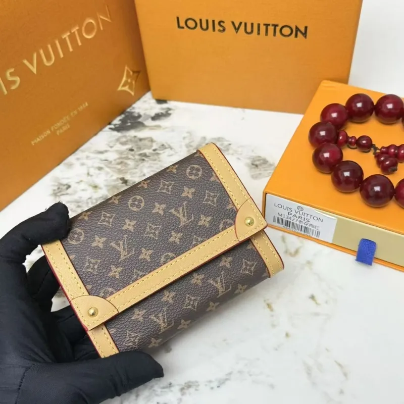 Alternative view of LV Wallets-74