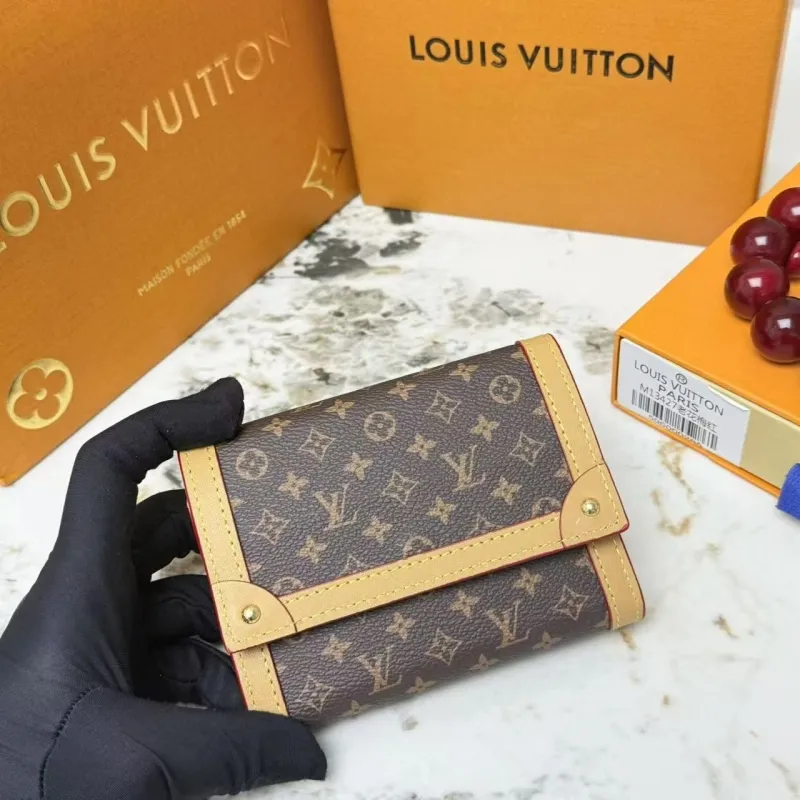 Alternative view of LV Wallets-75