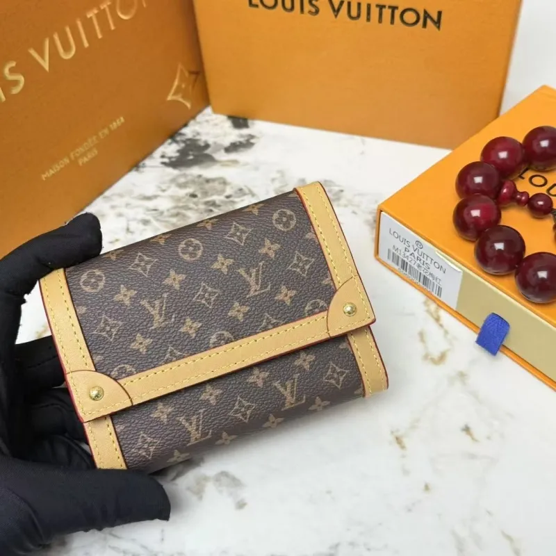 Alternative view of LV Wallets-76