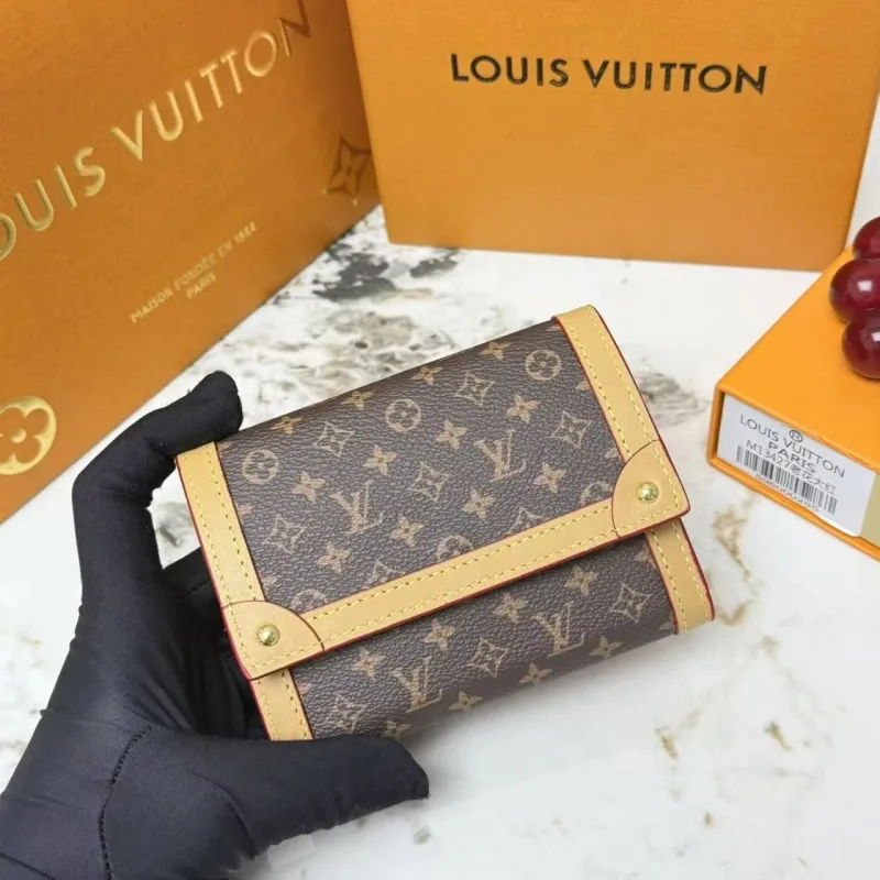 Alternative view of LV Wallets-78