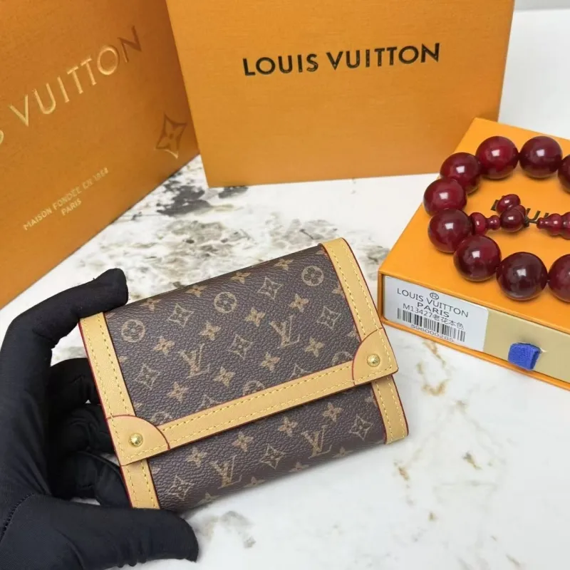 Alternative view of LV Wallets-79