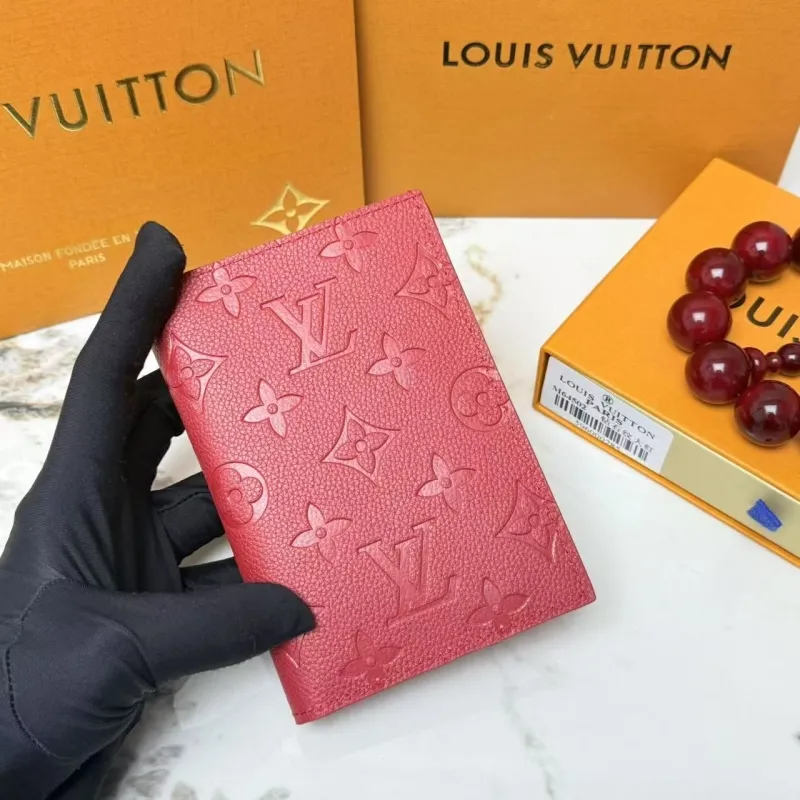 Alternative view of LV Wallets-80