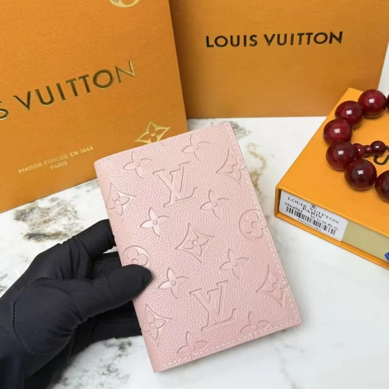 Alternative view of LV Wallets-82