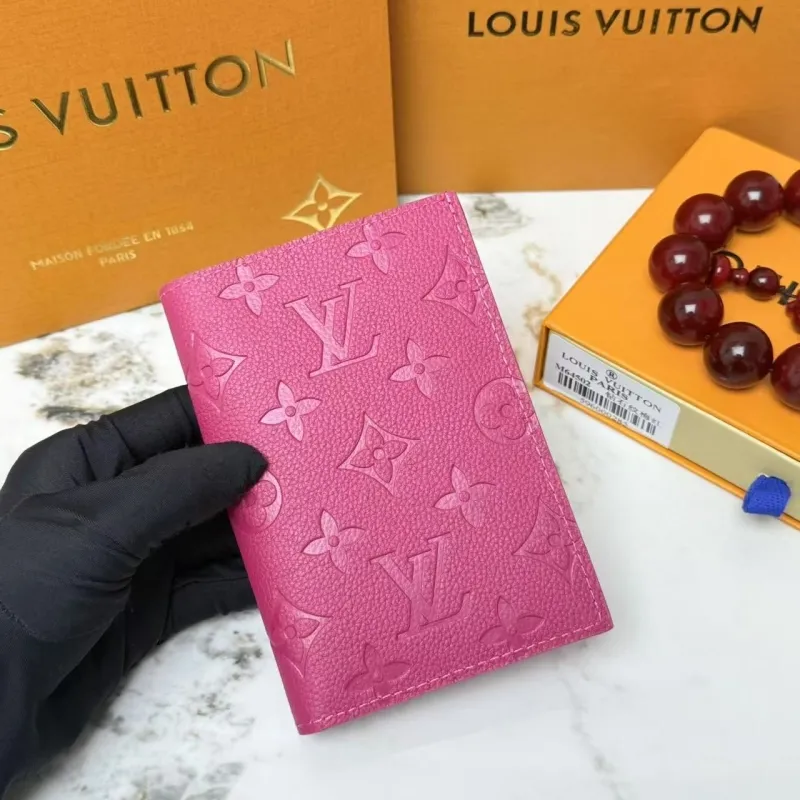 Alternative view of LV Wallets-83