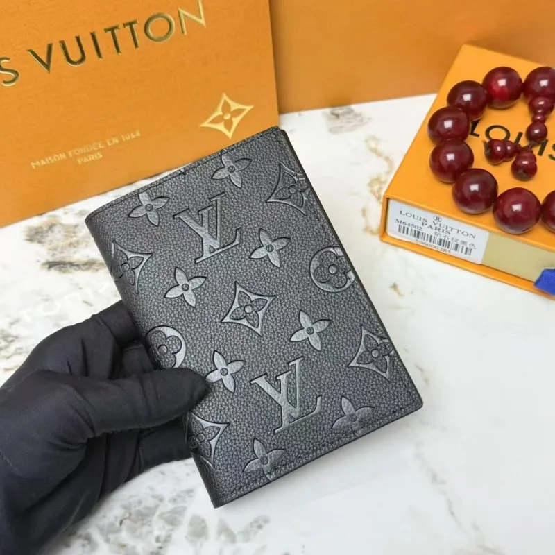 Alternative view of LV Wallets-84
