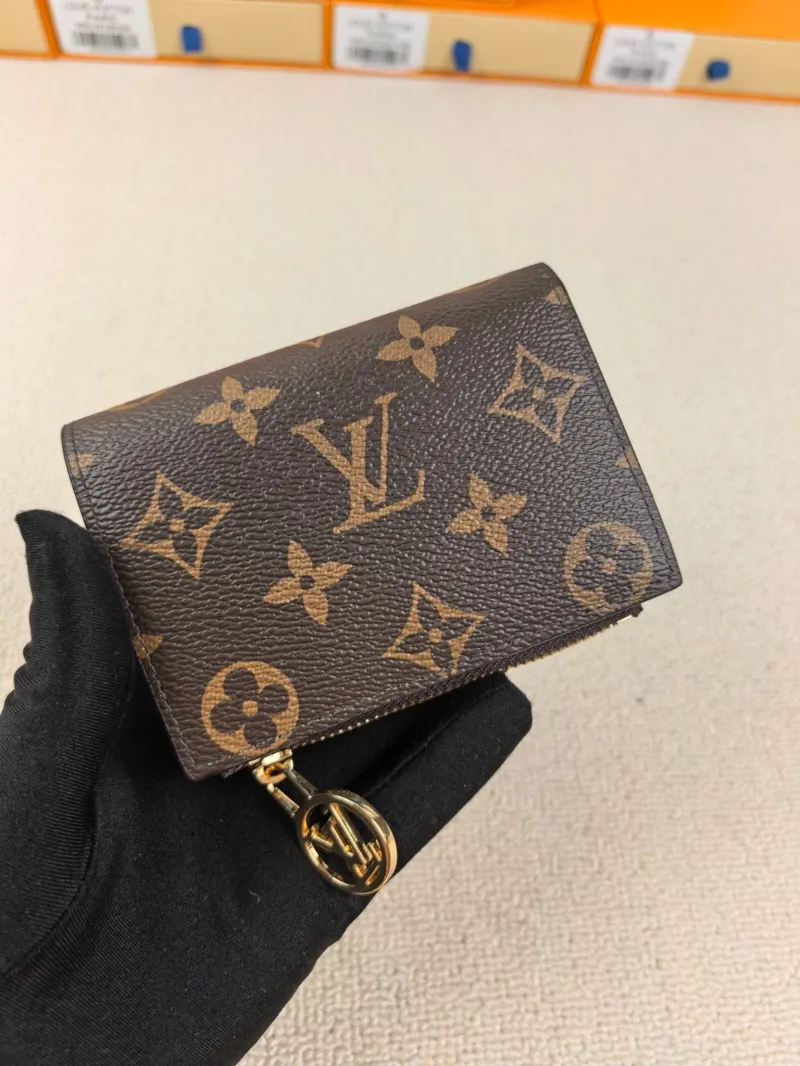 Alternative view of LV Wallets-86