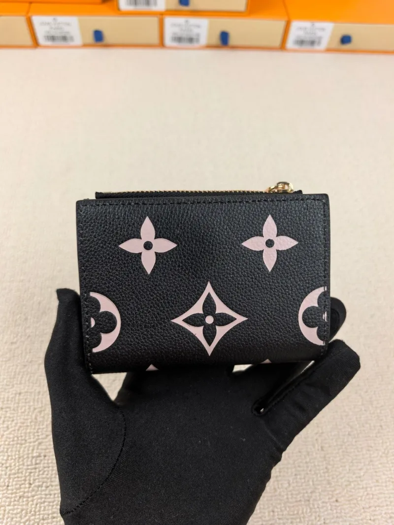 Alternative view of LV Wallets-87