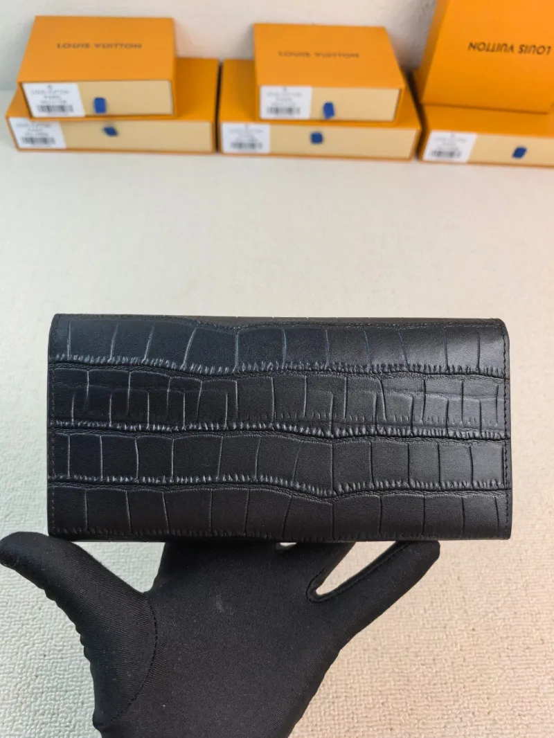 Alternative view of LV Wallets-89