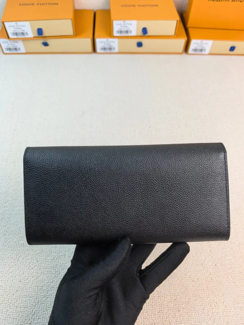 Alternative view of LV Wallets-90