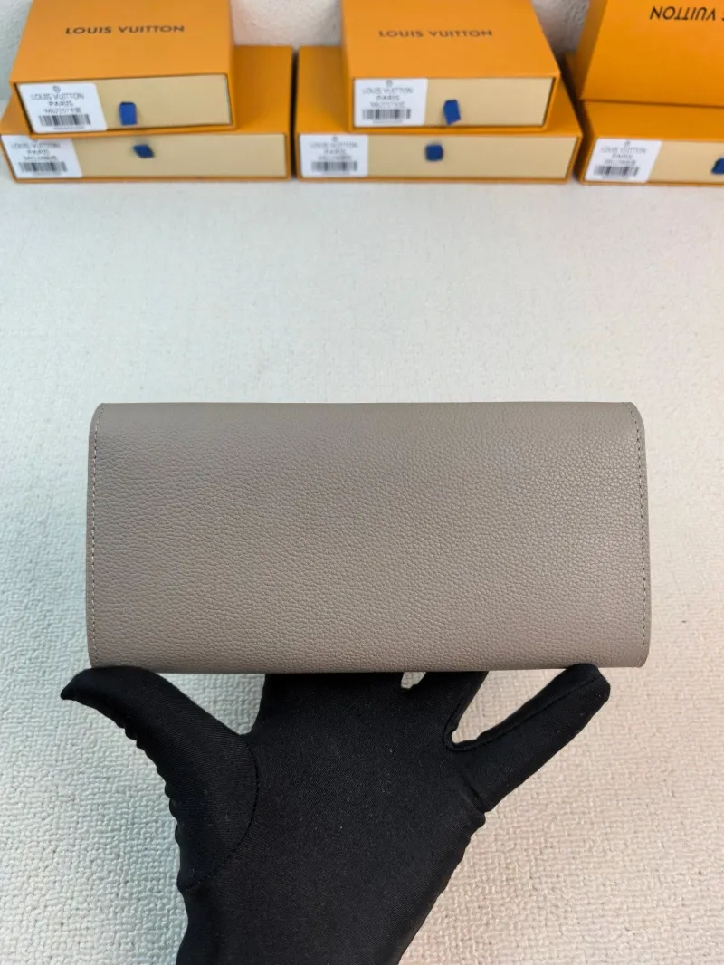 Alternative view of LV Wallets-93