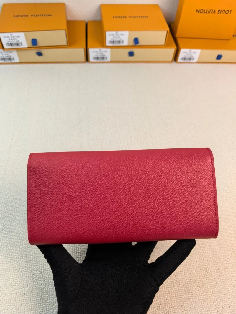 Alternative view of LV Wallets-94