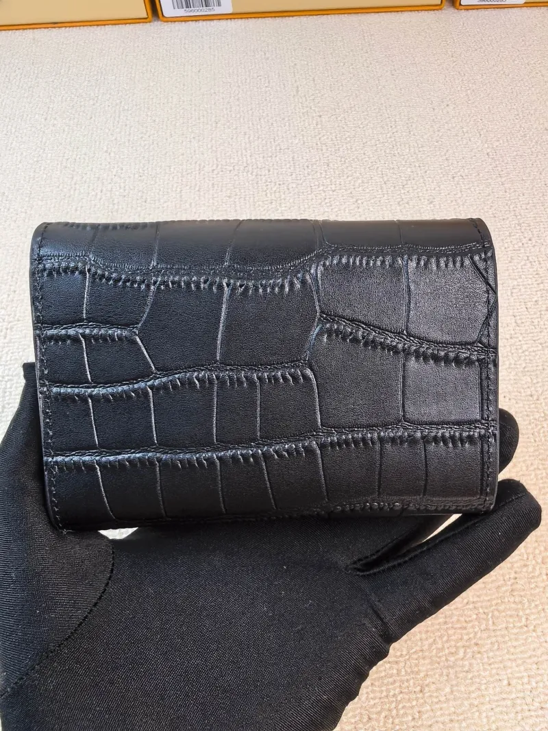 Alternative view of LV Wallets-95