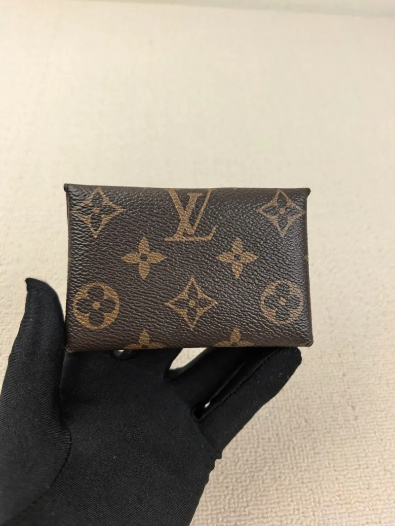 Alternative view of LV Wallets-101