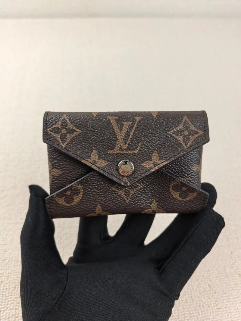 LV Wallets-102
