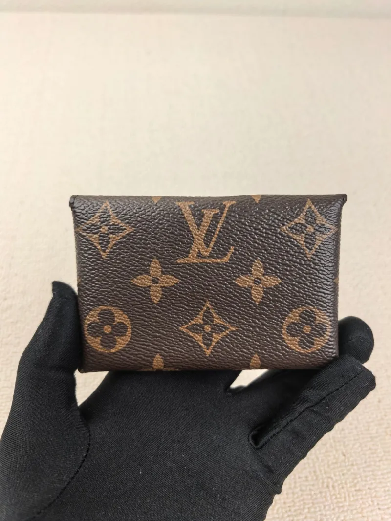 Alternative view of LV Wallets-102