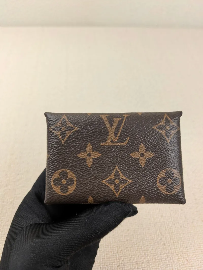 Alternative view of LV Wallets-103