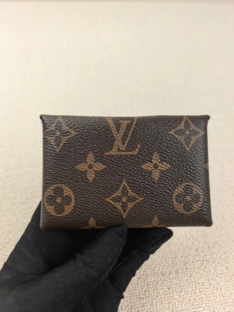 Alternative view of LV Wallets-104