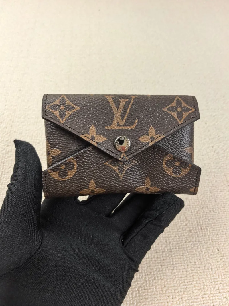 LV Wallets-105
