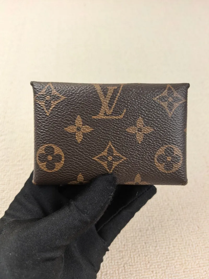 Alternative view of LV Wallets-105