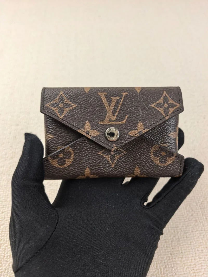 LV Wallets-106
