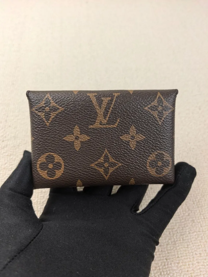 Alternative view of LV Wallets-106