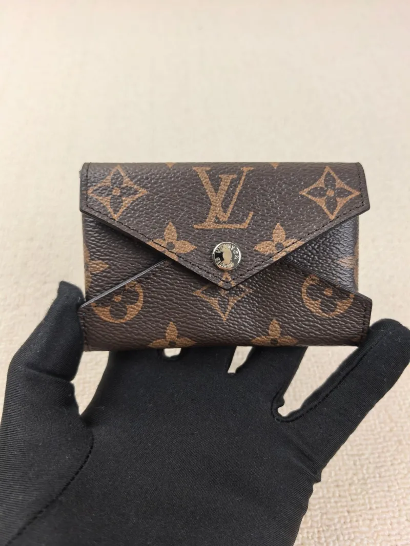 LV Wallets-107